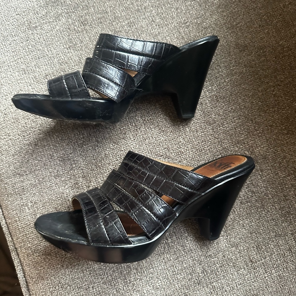 SOFFT platform  slide sandals black leather slip on heels. 7 M